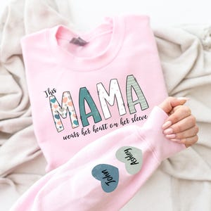 Diese Mama trägt ihr Herz auf ihrem Ärmel Sweatshirt, benutzerdefiniertes Mama Sweatshirt mit dem Namen der Kinder auf dem Ärmel, Muttertagsgeschenk, benutzerdefiniertes Mama Shirt