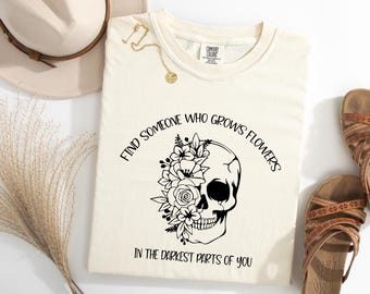 Encuentra a alguien que cultive flores en las partes más oscuras de ti, camiseta inspiradora, camiseta de pareja, camiseta de esqueleto, camiseta de amor, regalo