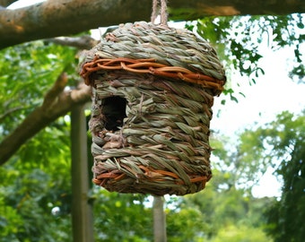 Casetta per uccelli sospesa intrecciata, nido per uccelli in paglia naturale, arredamento da giardino esterno, casetta per uccelli rustica, arte da giardino ecologica, regalo per il birdwatching