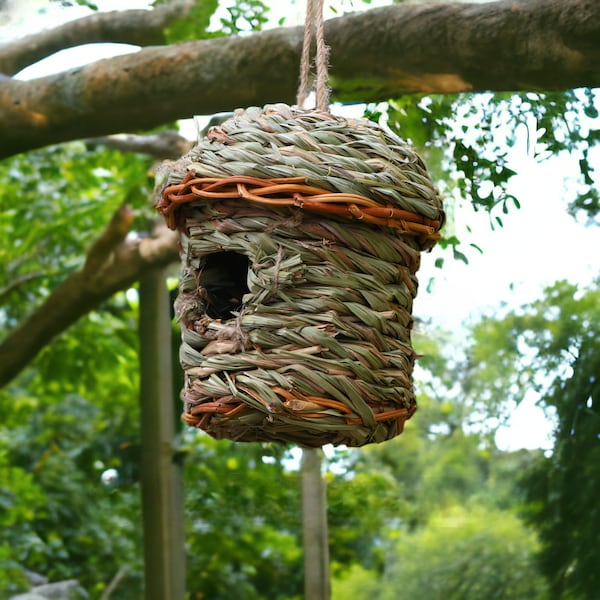 Woven Hanging Bird House, Natural Straw Bird Nest, Outdoor Garden Decor, Rustic Birdhouse, Eco-Friendly Garden Art, Bird Watching Gift