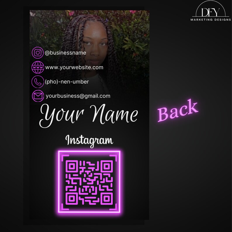 Może przedstawiać: Czarno-biała wizyt&oacute;wka z r&oacute;żowym neonowym obramowaniem. Wizyt&oacute;wka zawiera zdjęcie osoby, dane kontaktowe, tekst "Your Name" oraz r&oacute;żowy neonowy kod QR z tekstem "Instagram".