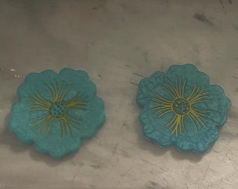 Handgemaakte onderzetter van hars met bloemen: kunst blauwgroen en paars