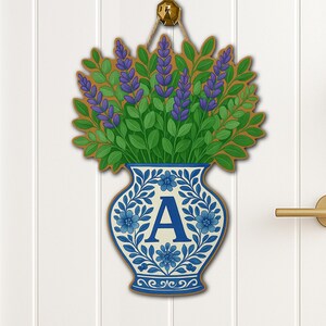 Jarrón chinoiserie personalizado de eucalipto y lavanda, colgador de puerta de madera, decoración floral personalizada para puerta, letrero con inicial para puerta