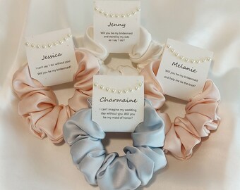 Reine Seide Scrunchies mit personalisierten Tags, handgemacht, Haargummis, Brautjungfer Vorschlag, personalisiertes Geschenk