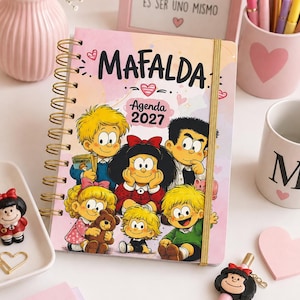 Può includere: Un'agenda 2027 con rilegatura a spirale e un'illustrazione colorata di Mafalda e amici sulla copertina. La copertina riporta il testo "MAFALDA" e "Agenda 2027" con una chiusura a elastico dorato. Il design presenta tonalità rosa e pastello.