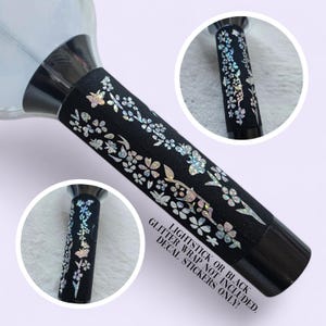 Peut inclure: Autocollants de décalcomanie florale pour bâton lumineux ou enveloppe pailletée noire. La poignée est ornée d'autocollants irisés en forme de fleurs et de papillons. Le texte sur l'image dit : "LIGHTSTICK OR BLACK GLITTER WRAP NOT INCLUDED. DECAL STICKERS ONLY!"