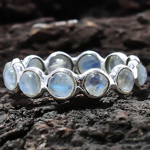 Anillo de plata de ley 925 con diseño de piedra lunar arcoíris, anillo apilable, anillo de piedra lunar de 4 mm con engaste biselado, alianza de boda, regalo de aniversario para ella.