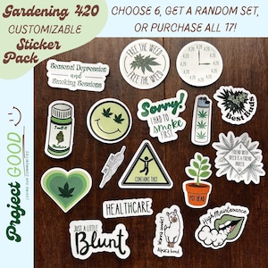 Può includere: Una collezione di adesivi personalizzabili con temi legati alla cannabis. I disegni includono frasi come "Free the Weed" e "Just a Little Blunt". Gli adesivi presentano varie forme e colori, con testo e illustrazioni.
