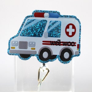 "Krankenwagen ""Wee Woo"" einziehbare Abzeichen Reel - EMT, Sanitäter, Krankenschwester, Arzt, Scrub, medizinisch, ID, Glitter, blau, niedlich, Drehgelenk, Krokodilklemme."