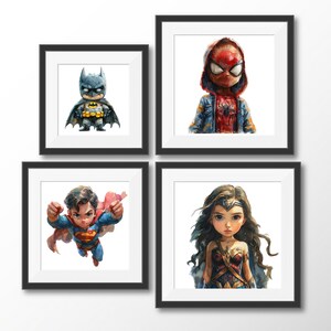 Pu&ograve; includere: Quattro illustrazioni incorniciate di supereroi. La cornice in alto a sinistra mostra una versione cartoon di Batman in un costume nero e giallo. La cornice in alto a destra mostra una versione cartoon di Spiderman in un costume rosso e blu. La cornice in basso a sinistra mostra una versione cartoon di Superman in un costume blu e rosso. La cornice in basso a destra mostra una versione cartoon di Wonder Woman in un costume rosso e blu.