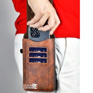 Coldre de couro para celular com clipe de cinto para 2 celulares - Bolsa vertical com dois bolsos, compartimentos para cartões e mosquetão, compatível com celulares de 6,5 a 7 polegadas