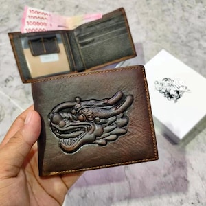 Echtleder Brieftasche für Herren mit 3D Drachenkopf Prägung - Handgefertigte Bifold Brieftasche aus Rindsleder