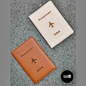 Porte-passeport personnalisé - Design « avion » - Portefeuille de voyage en cuir Saffiano, imperméable et résistant, compatible avec tous les passeports internationaux