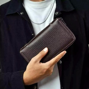 Cartera larga de cuero para hombre con asa de mano – Cartera organizadora de piel de vacuno con textura tejida