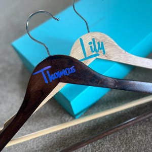 Gepersonaliseerde hangers, bruidsmeisje hangers bruiloft hangers bruid hanger gepersonaliseerde bruiloft hanger bruids hanger bruid