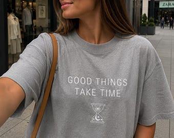 Oversize-T-Shirt „Gut Ding will Weile haben“ | Minimalistisches Motivations-T-Shirt | Grafik-Shirt für Damen | Ästhetisches Oversize-T-Shirt | Stehkragen-Shirt