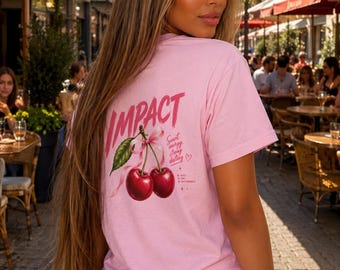 Impact Cherry Grafik-T-Shirt – Niedliches Shirt in Rosa & Salbei – Verspielter Kirsch-Rückenprint – Lässige Sommer-Streetwear – Trendiges Oversized-T-Shirt
