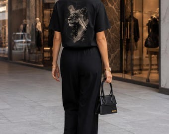 Lioness Impact Grafik-T-Shirt | Oversized Damen-T-Shirt | Ästhetisches Streetwear-Shirt | Minimalistischer Löwen-Rückenprint | Trendiges Schwarz-Weiß-T-Shirt