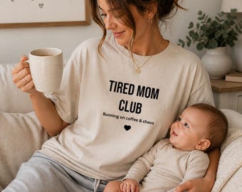 T-Shirt „Club der müden Mütter“ – Lustiges Mama-Shirt – Kaffee und Chaos im Mama-Alltag – Geschenk für frischgebackene Mütter – Trendiges neutrales T-Shirt