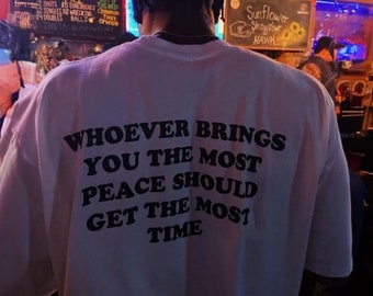 Chiunque ti porti più pace, dovrebbe ricevere più tempo, una maglietta con affermazioni positive