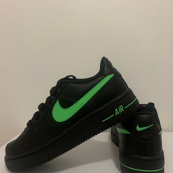 Aangepaste Nike Air Force 1s (zwart en lichtgroen) nieuw