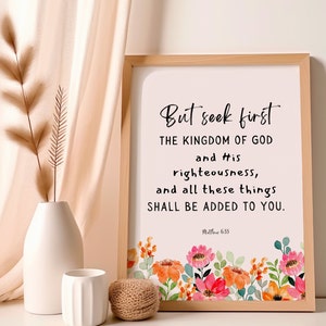Puede incluir: Una impresión enmarcada con fondo blanco y borde floral. La impresión presenta una cita en blanco y negro de la Biblia: "Buscad primeramente el reino de Dios y su justicia, y todas estas cosas os serán añadidas." La cita se atribuye a Mateo 6:33.