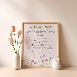 Puede incluir: Una impresión enmarcada con fondo blanco y diseño floral. La impresión presenta un versículo bíblico de Filipenses 4:19, "Y mi Dios suplirá todo lo que os falta conforme a sus riquezas en gloria en Cristo Jesús."
