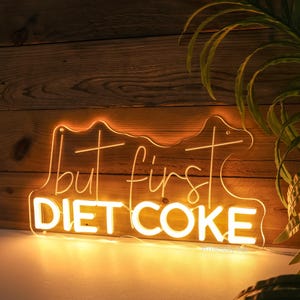 Mas primeiro, letreiro de neon da Coca-Cola Diet, letreiro para quem ama Coca-Cola Diet, decoração de quarto para quem ama Coca-Cola, presente de aniversário engraçado para crianças, decoração de quarto com clima de verão
