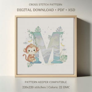 Könnte beinhalten: Digitales Kreuzstichmuster mit dem Buchstaben "M" in Blau- und Grüntönen, verziert mit einem Affen und tropischen Elementen. Der Text "CROSS STITCH PATTERN" und "DIGITAL DOWNLOAD PDF XSD" ist enthalten.