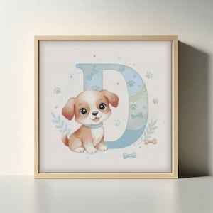 Könnte beinhalten: Gerahmter Druck mit einer Aquarellillustration eines Welpen und dem Buchstaben "D". Der Welpe ist hellbraun und weiß, mit großen Augen und einem blauen Halsband. Der Buchstabe "D" ist hellblau mit Pfotenabdrücken und Knochenakzenten.