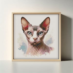 Può includere: Stampa incorniciata con un ritratto dettagliato di un gatto Sphynx. Il gatto ha occhi blu, pelle rosa e un motivo a strisce. L'opera d'arte è ambientata su uno sfondo morbido in stile acquerello, incorniciata in legno chiaro.