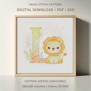 Puede incluir: Un patrón de punto de cruz enmarcado con un cachorro de león y la letra "L" en amarillo y naranja. El texto en la parte superior dice "CROSS STITCH PATTERN" y "DIGITAL DOWNLOAD". El texto inferior dice "PATTERN KEEPER COMPATIBLE". El diseño tiene 220x220 puntadas.