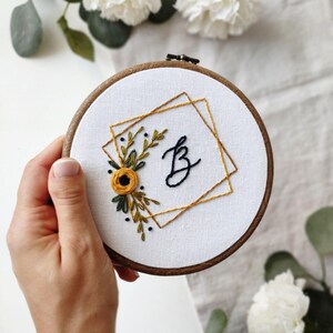Bastidor de bordado con monograma personalizado, idea de regalo personalizada para cumpleaños, recuerdo personalizado para baby shower, letra en un bastidor, regalo personalizado para él
