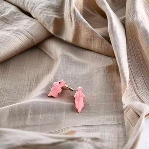 Pendientes de tuerca con dibujos de animales para mujer, joyería bonita de dinosaurio, perro, ballena, mordedura de arcilla, regalos divertidos de moda, 2 uds.