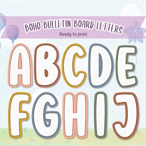 以下が含まれることがあります： 印刷可能な「Boho Bulletin Board Letters」のカラフルなデザイン。 AからJまでの文字が表示され、それぞれにユニークな色のボーダーとドット模様の白い内側があります。 背景は、装飾的な要素のある水色です。