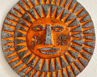 Escultura de cerámica original hecha a mano, brutalista, con forma de sol otoñal.