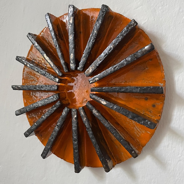 ピーター・ステムラーによるブルータリスト風の建築ウォールアート「オレンジ・サン」