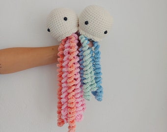 Méduse au crochet faite à la main - Jouet Amigurumi doux - Décor de créature marine personnalisable - Cadeau unique pour les amateurs marins