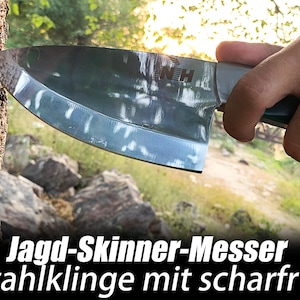 Könnte beinhalten: Ein Jagdmesser aus Edelstahl mit gebogener Klinge wird gezeigt. Das Messer wird in einer Hand gehalten und zum Schneiden in einen Baum verwendet. Der Text "Jagd-Skinner-Messer Edelstahlklinge mit scharfr kante" befindet sich am unteren Bildrand.
