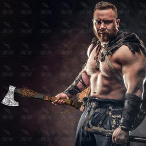 Könnte beinhalten: Eine Axt im Wikinger-Stil mit einer silbernen Klinge mit aufwendigen Gravuren und einem Holzgriff. Die Axt hat eine dunkelbraune Lederscheide und dekorative Elemente. Das Gesamtdesign deutet auf ein historisches oder Fantasy-Thema hin.