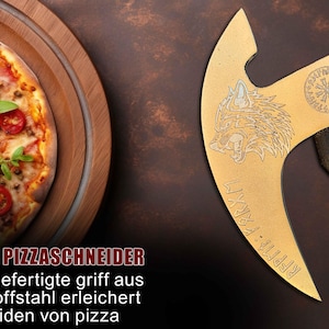 Könnte beinhalten: Ein goldfarbener Pizzaschneider mit Wolfsmotiv und Runeninschriften, kombiniert mit einem dunklen Holzgriff. Eine Pizza mit Tomaten und Basilikum liegt auf einem Holzservierbrett.