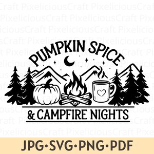Puede incluir: Gráfico en blanco y negro con el texto "PUMPKIN SPICE & CAMPFIRE NIGHTS". El diseño incluye una calabaza, una fogata, montañas, árboles, una taza con un corazón, una luna y estrellas. Los tipos de archivo son JPG, SVG, PNG y PDF.