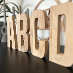 Letra de madera | roble macizo | para colocar o colgar en el salón como decoración | Regalo de cumpleaños | regalo de boda