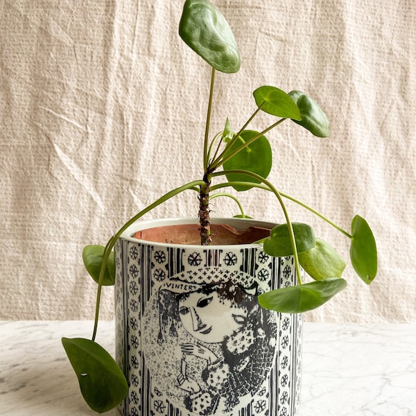 Vinter' porcelain planter by Bjørn Wiinblad for Nymolle Denmark