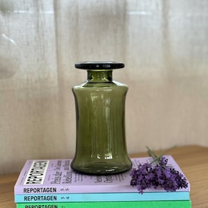 Jarrón verde de Jens Quistgaard para Dansk Designs - Diseño moderno danés de mediados de siglo, interior escandinavo