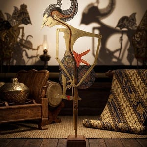 Fantoche grande de sombra de Arjuna - decoração de parede Wayang Kulit da Indonésia feita à mão, arte em couro javanês