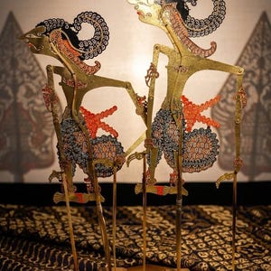 Gran conjunto de marionetas de sombras Nakula & Sadewa – Decoración de pared Wayang Kulit indonesia hecha a mano, arte de cuero javanés