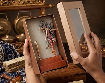 Wayang Kulit Pen Holder – Handmade Indonesian Shadow Puppet Desk Decor, Javanese Art Gift with Wooden Base