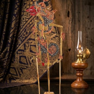 Duża kukiełka cienia Karno – ręcznie robiona indonezyjska dekoracja ścienna Wayang Kulit, jawajska sztuka skórzana