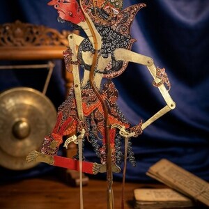 Fantoche grande de sombra Baladewa – decoração de parede Wayang Kulit da Indonésia feita à mão, arte em couro javanês